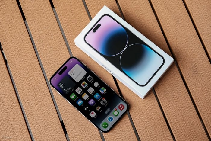 iPhone 14 Pro khoe dáng với màu Deep Purple và Dynamic Island độc đáo